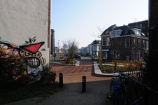 846823 Gezicht op het pleintje “Klein Neude” aan het einde van de 1e Daalsedijk te Utrecht, met op de achtergrond de ...